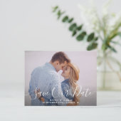 Stijlvolle belettering Save the Date briefkaart (Staand voorkant)