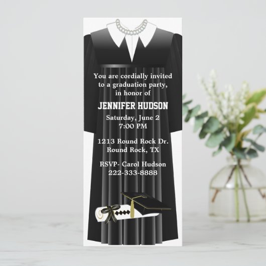 Stijlvolle Black Gown Graduation Party Uitnodiging (Staand voorkant)