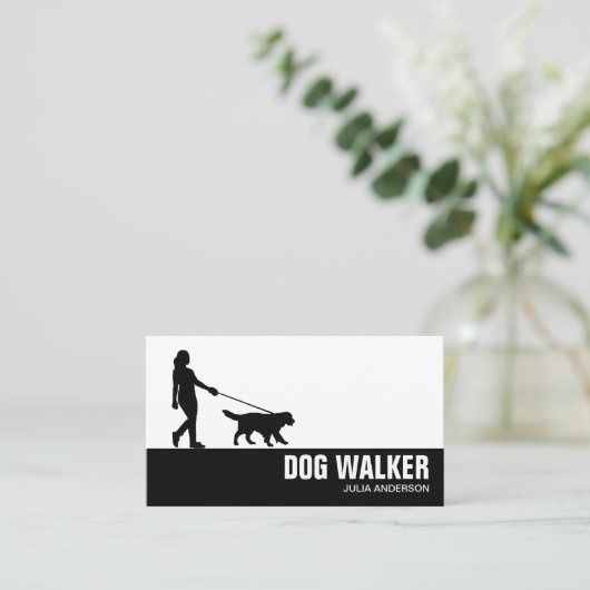 Stijlvolle Black & White Dog Walker Visitekaartje (Staand voorkant)