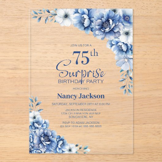 Stijlvolle Blauwe Bloemen Verrassing 75ste Verjaar Acryl Uitnodigingen (Voorkant)