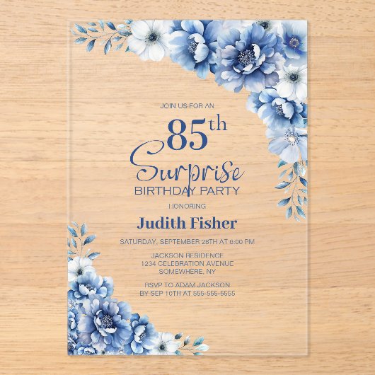 Stijlvolle Blauwe Bloemen Verrassing 85ste Verjaar Acryl Uitnodigingen (Voorkant)