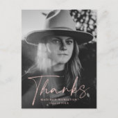 Stijlvolle Blush Script Photo Afstuderen dank u Briefkaart (Voorkant)