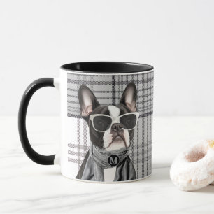 Stijlvolle Boston Terrier-hond en geruite monogram Mok