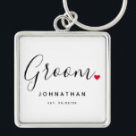Stijlvolle bruidegom bruiloft sleutelhanger<br><div class="desc">Het perfecte cadeau voor elke bruidegom, het leuke en moderne ontwerp is voorzien van stijlvolle typografie script lettertype "Groom" formulering met een schattige kleine rode liefde hart volle stops. Het ontwerp is gemakkelijk te personaliseren met jouw naam en de vastgestelde trouwdatum en zal de perfecte aandenken zijn van uw speciale...</div>