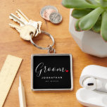 Stijlvolle bruidegom bruiloft sleutelhanger<br><div class="desc">Het perfecte cadeau voor elke bruidegom, het leuke en moderne ontwerp is voorzien van stijlvolle typografie script lettertype "Groom" formulering met een schattige kleine rode liefde hart volle stops. Het ontwerp is gemakkelijk te personaliseren met jouw naam en de vastgestelde trouwdatum en zal de perfecte aandenken zijn van uw speciale...</div>