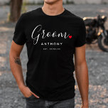 Stijlvolle bruidegom bruiloft t-shirt<br><div class="desc">Het perfecte geschenk voor elke bruidegom, het leuke en moderne ontwerp beschikt over een stijlvolle typografie script "Groom" met schattige kleine rode liefde hart full stops. Het ontwerp is gemakkelijk te personaliseren met jouw naam en gevestigde trouwdatum en zal de perfecte aandenken van uw speciale dag zijn.</div>