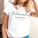 Stijlvolle bruidsmeisje bruiloft t-shirt<br><div class="desc">Het perfecte geschenk voor elke bruidsmeisje,  het leuke en moderne ontwerp beschikt over een stijlvolle typografie script "Bridesmaid" met schattig klein rood liefdeshart vol stops. Het ontwerp is gemakkelijk te personaliseren met een naam en een gevestigde trouwdatum en zal de perfecte aandenken van uw speciale dag zijn.</div>