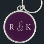 Stijlvolle bruidsparen monogrammed sleutelhanger<br><div class="desc">Stijlvolle gepersonaliseerde sleutelhanger met lichte beige initialen op een rijke, paarse achtergrond. Perfect voor koppels, Custom het nu om koppels initialen toe te voegen.</div>