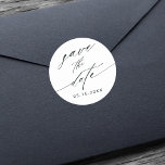 Stijlvolle Calligrafie Weddenschap Opslaan Datum Ronde Sticker<br><div class="desc">De zwarte en witte,  stijlvolle kalligrafische bruiloft redden de date sticker. Voor meer geavanceerde aanpassing van dit ontwerp,  te klikken gelieve de BUTTON van het TOOL VAN HET ONTWERP BLAUW. .</div>