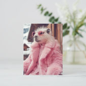 Stijlvolle Capybara in roze bontjas en zonnebril Briefkaart (Staand voorkant)