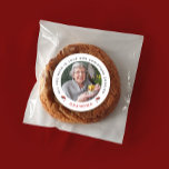 Stijlvolle Chic Red White Christmas Cookie Fotonaa Ronde Sticker<br><div class="desc">Deze aanpasbare sticker heeft een charmant kerstontwerp, compleet met een gepersonaliseerde boodschap in klassieke, strakke zwarte typografie voor het bericht en chique rood voor de naam, allemaal op een eenvoudige, stijlvolle witte achtergrond. De teksten worden van elkaar gescheiden door schattige, rode kleine waterverf kerstvruchten, waardoor het feestelijke gevoel wordt versterkt....</div>