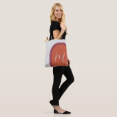 Stijlvolle Coral Magenta Arch met Monogram Tote Bag (Op model)