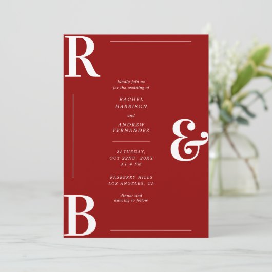 Stijlvolle Crimson Rode Monogram QR Code Bruiloft Kaart (Staand voorkant)