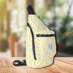 Stijlvolle delicate wilde bloemen geel sling bag<br><div class="desc">Deze stijlvolle draagtas heeft een all-over-patroon van sierlijke wilde bloemen op een gele achtergrond en je monogram initiaal aan de voorkant. Drie compartimenten met ritssluiting kunnen eenvoudig uw sleutels, portemonnee, telefoon, camera en nog veel meer opslaan. Draag het als een crossbody of over één schouder, en bevestig de verstelbare riem...</div>