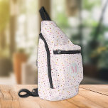 Stijlvolle Delicate Wildflower Roze Sling Bag<br><div class="desc">Deze stijlvolle draagtas heeft een all-over-patroon van sierlijke wilde bloemen op een lichtroze achtergrond en je monogram initiaal aan de voorkant. Drie compartimenten met ritssluiting kunnen eenvoudig uw sleutels, portemonnee, telefoon, camera en nog veel meer opslaan. Draag het als een crossbody of over één schouder, en bevestig de verstelbare riem...</div>