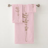 Stijlvolle Elegante Monogram Naam Script Roze Roos Bad Handdoek (Insitu)