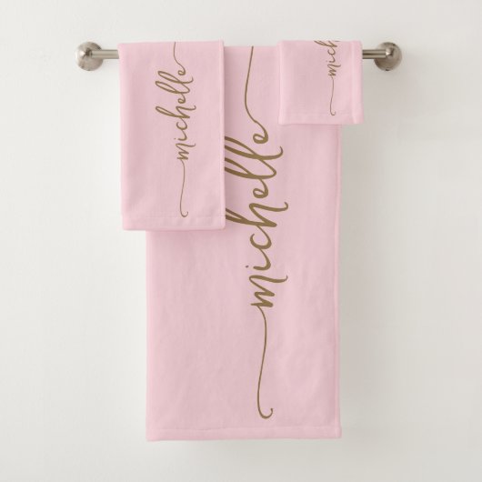 Stijlvolle Elegante Monogram Naam Script Roze Roos Bad Handdoek (Insitu)