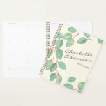 Stijlvolle Eucalyptus Waterverf Custom Name 2025 Planner<br><div class="desc">Deze stijlvolle planner toont wekelijks en maandelijks een ongedateerde 2025-planner met een prachtige waterverf eucalyptusillustratie in combinatie met elegante scriptbelettering voor een tijdloze look. Perfect om je het hele jaar door georganiseerd te houden, het biedt voldoende ruimte voor planning, terwijl het ongedateerde formaat je in staat stelt om op elk...</div>