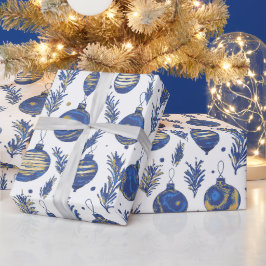 Stijlvolle feestelijke kerstballen met blauw patro cadeaupapier