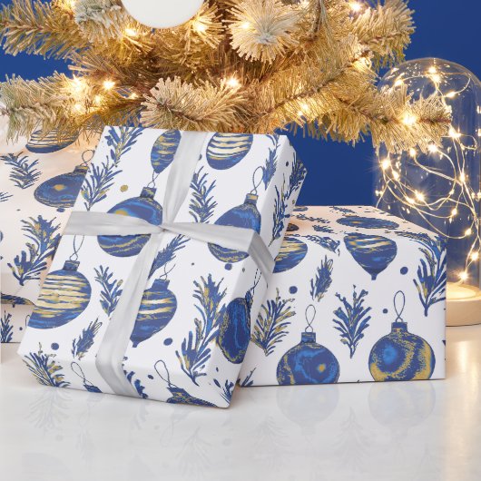 Stijlvolle feestelijke kerstballen met blauw patro cadeaupapier (Feestdagen)