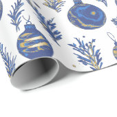 Stijlvolle feestelijke kerstballen met blauw patro cadeaupapier (Rol Hoek)