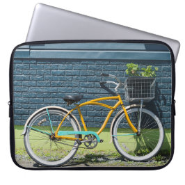 Stijlvolle fiets leunend op muur laptop sleeve