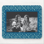 Stijlvolle Foto Blauwe Batik Bloemen Patroon Custo Muismat<br><div class="desc">Personaliseer uw werkruimte met deze stijlvolle Custom Photo Blue Batik Floral Drawing Pattern Muismat. Met een ingewikkeld batik-geïnspireerd bloemontwerp in rustgevende blauwe tinten, combineert dit muismatje traditionele kunst met de moderne touch van je eigen foto. Het gedetailleerde bloemmotief vormt een mooie aanvulling op uw eigen afbeelding en creëert een uniek...</div>