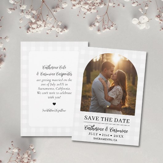 Stijlvolle Gingham Verlovingsfoto Boog Bruiloft Save The Date