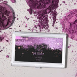 Stijlvolle glittermagenta en zwarte magenta visitekaarthouder<br><div class="desc">Introductie van een strakke en eigentijdse visitekaartje houder die exclusief is ontworpen voor make-upartiesten. Dit gepersonaliseerde hoesje toont een betoverende mix van glinsterende metallic magenta penseelstreken en schitterende schitteringen tegen een verfijnde zwarte achtergrond. De tekst kan volledig op uw voorkeuren worden afgestemd, zodat u een verklaring kunt afleggen die uw...</div>