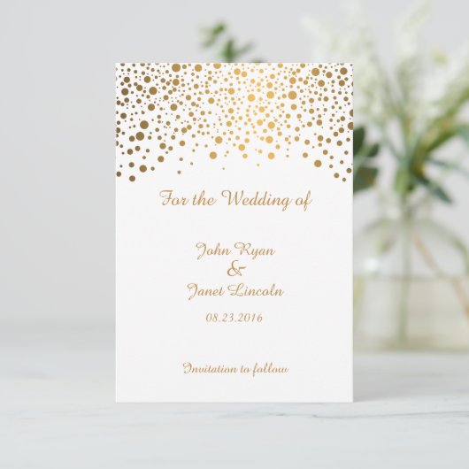 Stijlvolle Gold Confetti Stippen | Witte achtergro Save The Date (Staand voorkant)