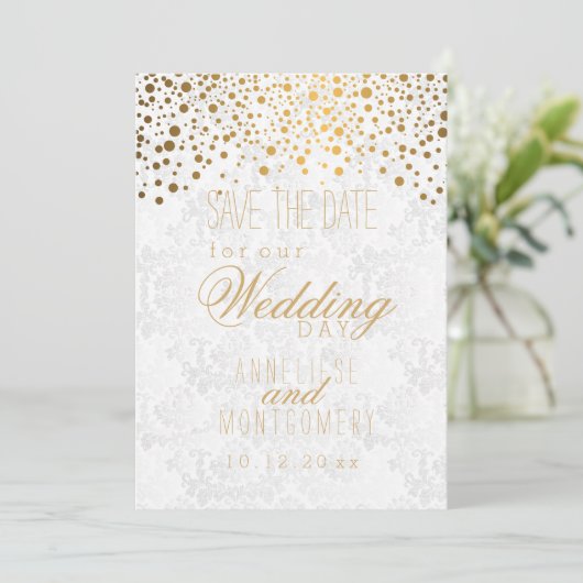 Stijlvolle Gold Confetti Stippen | Witte textuur Save The Date (Staand voorkant)