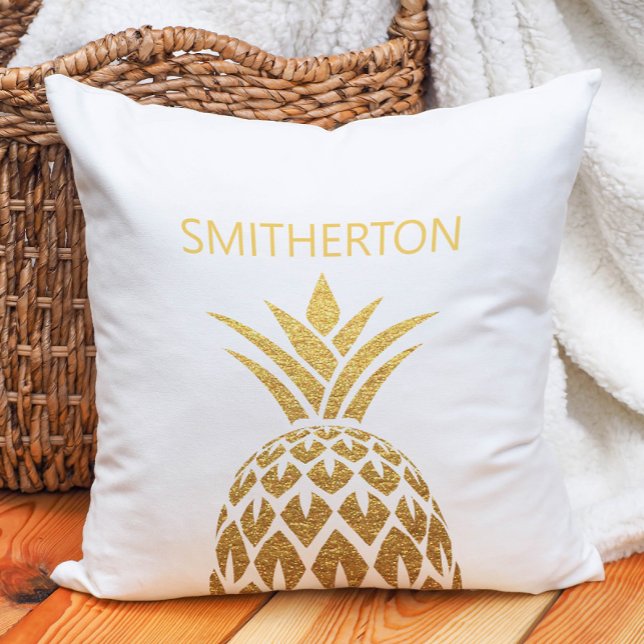 Stijlvolle Gold Pineapple White Familienaam Kussen (White and gold pineapple family name pillow)