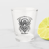 Stijlvolle Golden Bison met zonnebril en Pet Shot Glas (Voorkant)