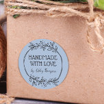Stijlvolle Greenery Handmade with Love Name Blue Ronde Sticker<br><div class="desc">De stickers voor uw handgemaakte producten kenmerken hand-getrokken groen in een cirkel. Personaliseer met jouw naam,  die in klassieke en manuscripttypografie wordt geschreven die stoffige blauw bedekken. Bericht me als je hulp nodig hebt of speciale verzoeken hebt.</div>