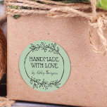 Stijlvolle Greenery Handmade with Love Name Green Ronde Sticker<br><div class="desc">De stickers voor uw handgemaakte producten kenmerken hand-getrokken groen in een cirkel. Personaliseer met jouw naam,  die in klassieke en manuscripttypografie wordt geschreven die stoffige groen bedekken. Bericht me als je hulp nodig hebt of speciale verzoeken hebt.</div>