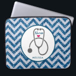 Stijlvolle grijze verneveling Stethoscoop op blauw Laptop Sleeve<br><div class="desc">Laptophoes met "Verpleegkundigen" in een koele scriptlettertype met een klein rood hart eronder. Ontworpen met een eenvoudige grijze stethoscoopillustratie. Blauw chevron faux glitter patroon. Het glitter is een afbeelding van glitter dat niet echt is.</div>