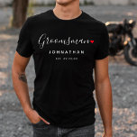Stijlvolle Groomsman bruiloft T-shirt<br><div class="desc">Het perfecte geschenk voor elke kinderjuffrouw,  het leuke en moderne ontwerp is voorzien van een stijlvol typografie script "Groomsman" met schattig klein rood liefdeshart vol stops. Het ontwerp is gemakkelijk te personaliseren met een naam en een gevestigde trouwdatum en zal de perfecte aandenken van uw speciale dag zijn.</div>