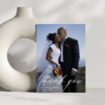 Stijlvolle handgeschreven script trouwfoto bedankkaart<br><div class="desc">Een dubbelzijdige bedankkaart met een prachtig afbeelding van de nieuwe bruiloften en een elegant handgeschreven script. Personaliseer met uw eigen tekst en uw eigen trouwfoto.</div>