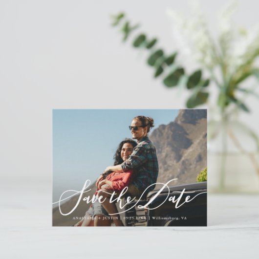 Stijlvolle handgeschreven scriptfoto opslaan Datum Aankondigingskaart (Staand voorkant)