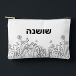 Stijlvolle Hebreeuwse naam Floral Sketch Cosmetic  Etui<br><div class="desc">Onze stijlvolle bloemenscript Hebreeuwse naam Cosmetische / accessoire tas in zwart & wit heeft een grillige boho, handgetekende look. Netjes & ! De Hebreeuwse naam kan worden gewijzigd als uw toetsenbord is ingesteld op Invoer van Hebreeuwse tekens. Met dit ontwerp kunt u een lijn van doordachte (of praktische) tekst op...</div>