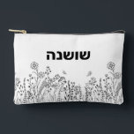 Stijlvolle Hebreeuwse naam Floral Sketch Cosmetic  Etui<br><div class="desc">Onze stijlvolle bloemenscript Hebreeuwse naam Cosmetische / accessoire tas in zwart & wit heeft een grillige boho, handgetekende look. Netjes & ! De Hebreeuwse naam kan worden gewijzigd als uw toetsenbord is ingesteld op Invoer van Hebreeuwse tekens. Met dit ontwerp kunt u een lijn van doordachte (of praktische) tekst op...</div>