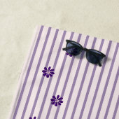 Stijlvolle indigo bloemen, blush & violet gestreep strandlaken (In situ)