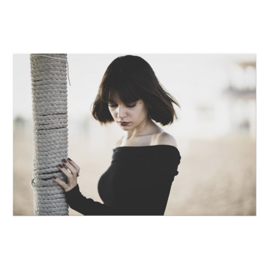 Stijlvolle jonge vrouw in zwart Off-Shoulder Top Foto Afdruk (Voorkant)