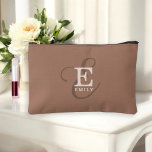 Stijlvolle kalligrafie Monogram Naam Mocha Brown Etui<br><div class="desc">Een stijlvol, uniek monogram ontwerp met jouw naam- en monogram-accenten: deze op maat gemaakte accessoiretas met klassieke serifs en een kalligrafiescript in een mooie lay-out. De drie elementen mengen prachtig samen om je eigen personal branding logo te creëer. Hier afgebeeld met een populaire mocha bruin, de kleur van koffie achtergrond...</div>