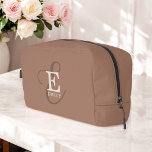 Stijlvolle kalligrafie Monogram Naam Mocha Brown Toilettasje<br><div class="desc">Een stijlvol, uniek monogram ontwerp met jouw naam- en monogramaccenten, deze aangepaste toilettas met klassieke serifs en een kalligrafiescript in een mooie lay-out. De drie elementen mengen prachtig samen om je eigen personal branding logo te creëer. Hier afgebeeld met een populaire mocha bruin, de kleur van koffie achtergrond met monogram...</div>