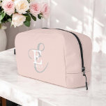 Stijlvolle kalligrafie Monogram Typografie Blush P Toilettasje<br><div class="desc">Een stijlvol, uniek monogram ontwerp met jouw naam- en monogramaccenten, deze aangepaste toilettas met klassieke serifs en een kalligrafiescript in een mooie lay-out. De drie elementen mengen prachtig samen om je eigen personal branding logo te creëer. Hier afgebeeld met een zachte blozende roze achtergrond met monogram elementen in wit en...</div>