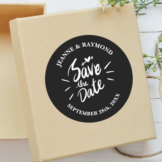 Stijlvolle Kalligrafie Zwart Bruiloft Save the Dat Ronde Sticker