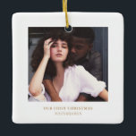 Stijlvolle kerst | Minimale Elegante Paar Foto Keramisch Ornament<br><div class="desc">Trendy kamelenkleur Minimalistisch Elegant Keepsake | Vrolijk en getrouwd,  bruiloft of verloving Foto keramisch Ornament</div>