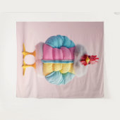 Stijlvolle Kip in Kleurrijke Winter Puffer Jas Wandkleed (Voorkant (horizontaal))