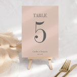 Stijlvolle, klassieke usty Blush Elegant Simple We Kaart<br><div class="desc">Deze eenvoudige, elegante tafel nummer kaart voegt een vleugje sophisticatie aan uw bruiloft decor. Met een zachte blozende achtergrond en gedurfde, gemakkelijk te lezen cijfers, is het ontworpen om zowel mooi als praktisch te zijn. Gepersonaliseerd met uw namen en trouwdatum, brengt deze kaart een speciale, persoonlijke touch aan elke tafel....</div>